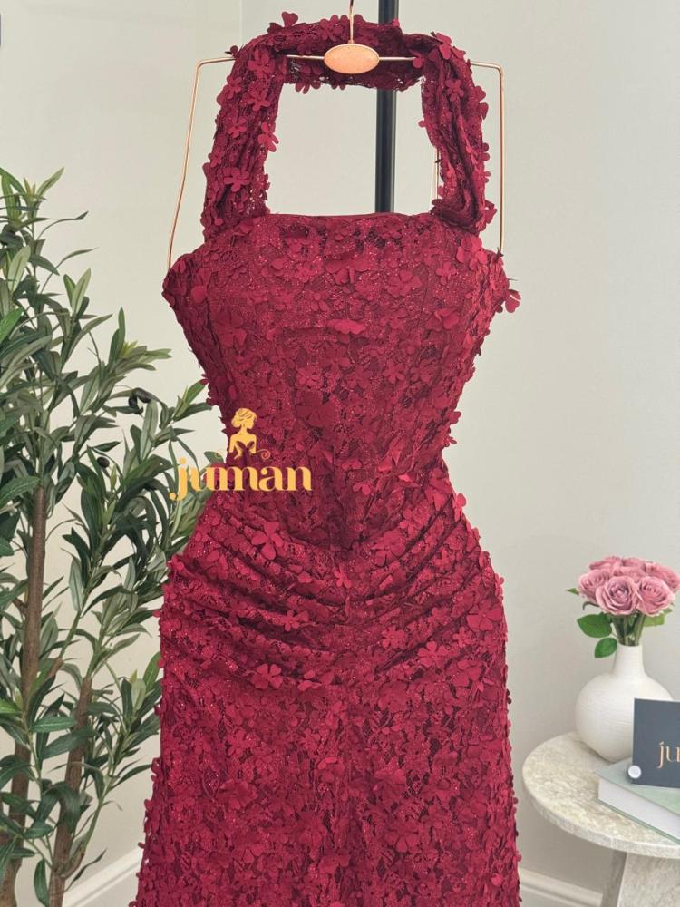 Evening dress with prominent flowers