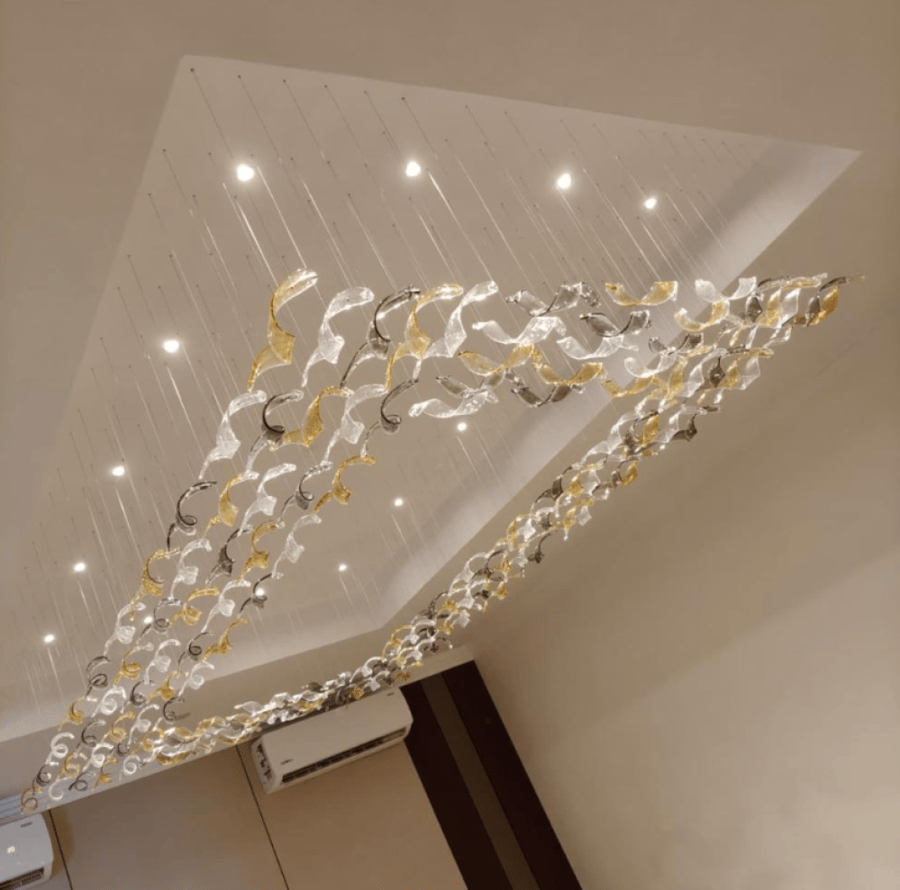 ثريا كريستال حلزونية فاخرة 4 × 2 متر | تصميم انسيابي بأربعة ألوان كريستال (شفاف – عسلي – سموك – ثلجي) | تحفة معمارية للمجالس والقصور والصالات الفاخرة