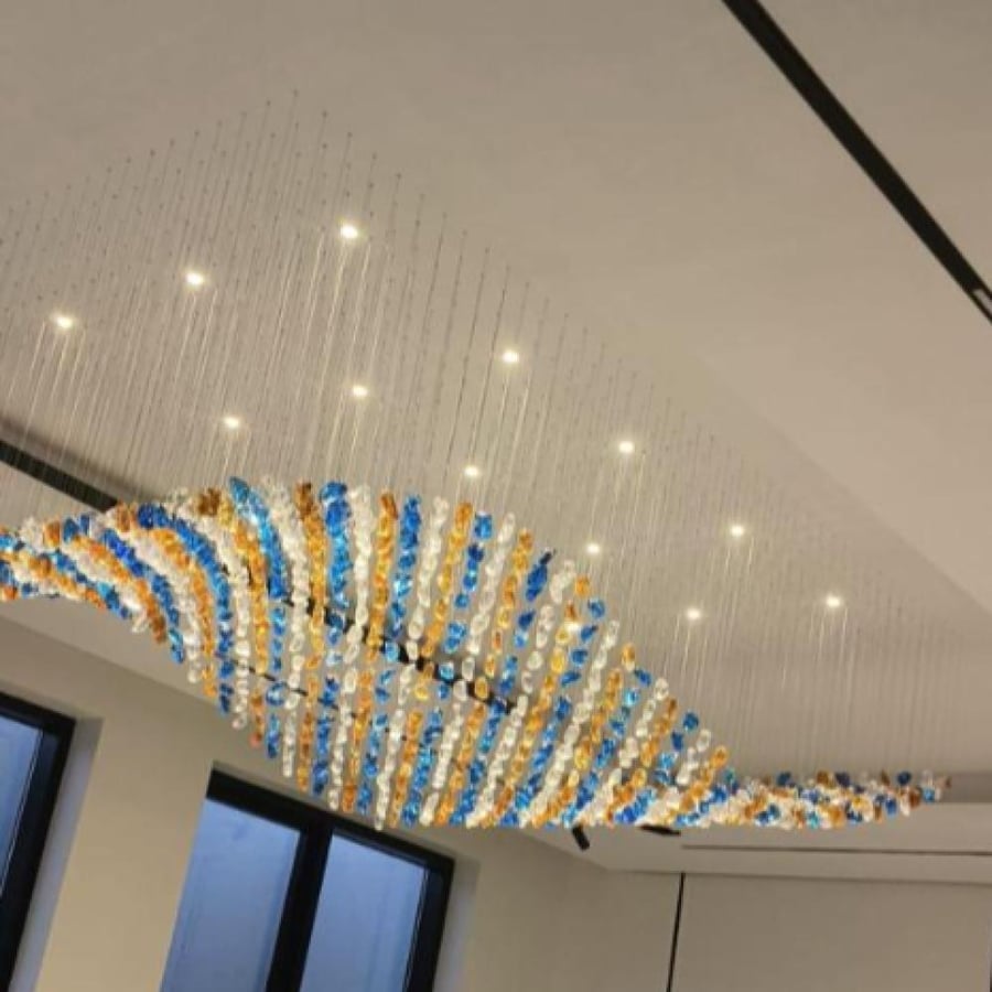 ثريا كريستال ويف فاخرة للمجالس والصالات 3 × 1.5 متر | تصميم Wave عصري | 950 حجر كريستال شفاف وعسلي وأزرق | تحفة فنية للأسقف العالية