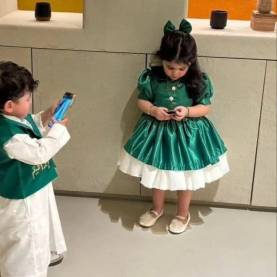 National Day dresses with the slogan of the two swords and the palm tree