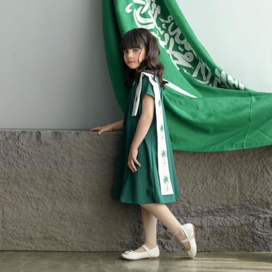 فساتين اليوم الوطني عليه شعار القائد سيفين ونخله