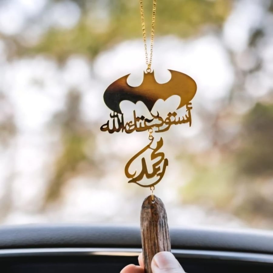 تعليقة سيارة على شكل شعار باتمان بالاسم