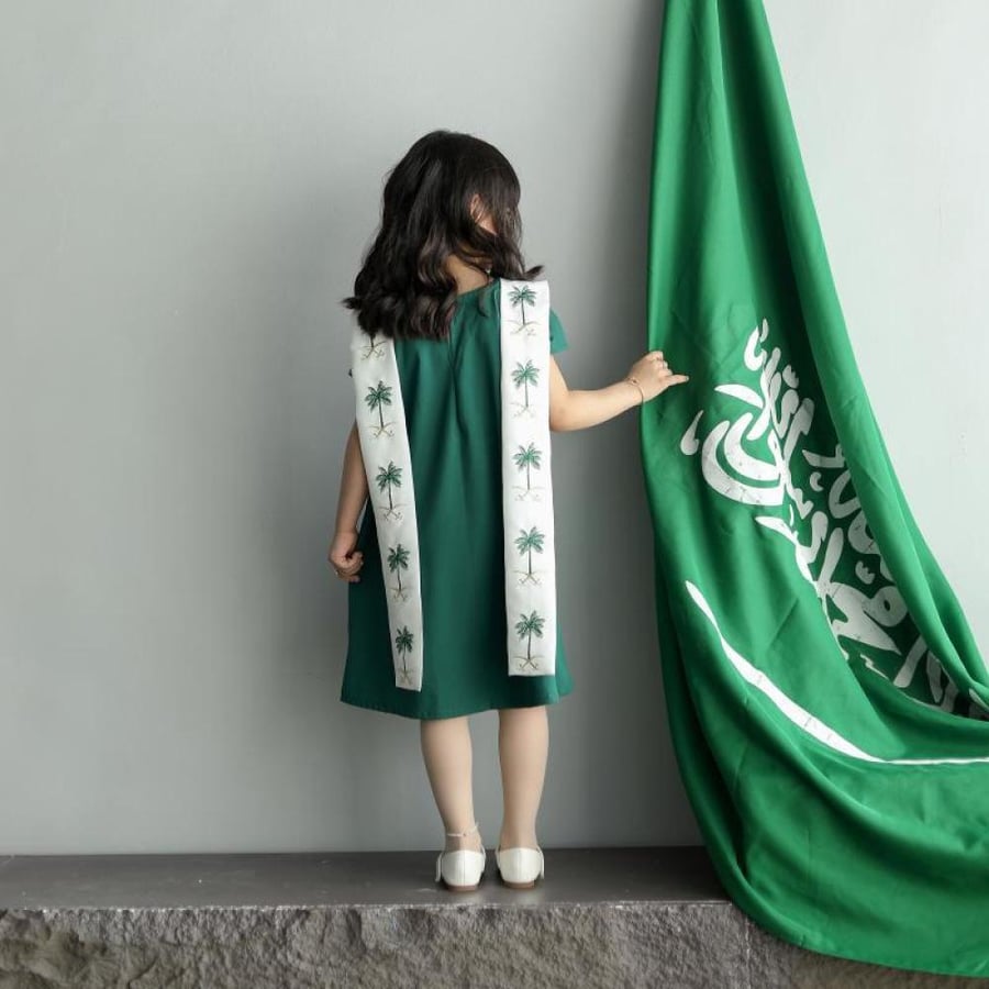فساتين اليوم الوطني عليه شعار القائد سيفين ونخله