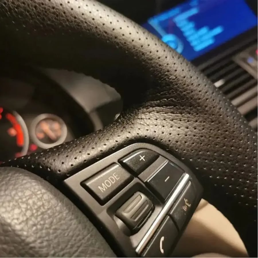 تلبيسة طارة BMW للفئات 5 – 6 – 7 من الجلد بخيوط حمراء وزرقاء بشعار M (لهذا الشكل )