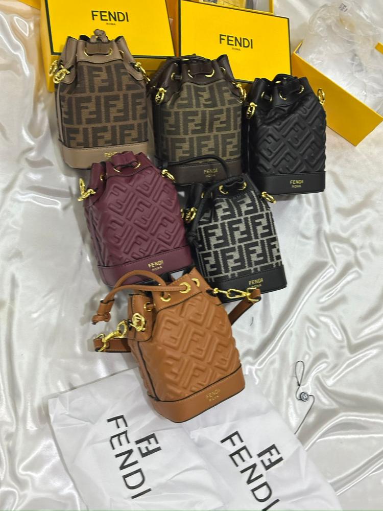 حقائب من ماركة فيندي Fendi بعدة اللوان اللي موجوده بالصوره