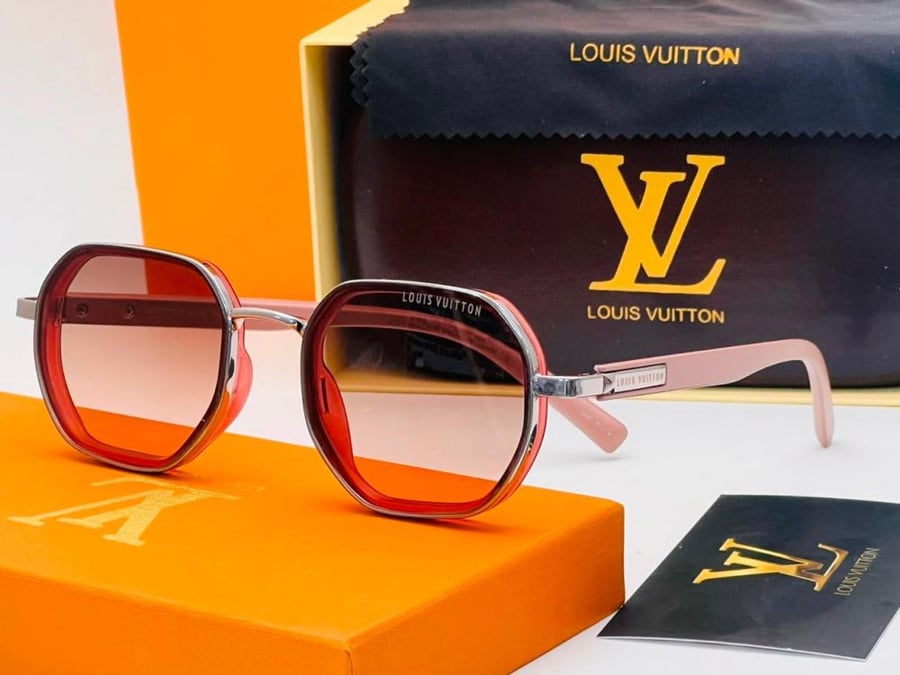 نظارة من براند Louis Vuitton  ب اللون الوردي