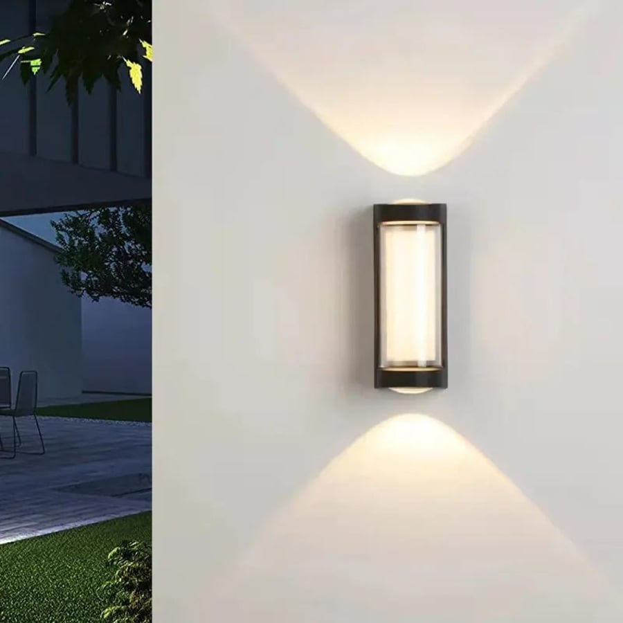 فانوس جداري خارجي من نوع LED باللون الأسود ويتميز بتصميم عصري لإضاءة مزدوجة للأعلى والأسفل.