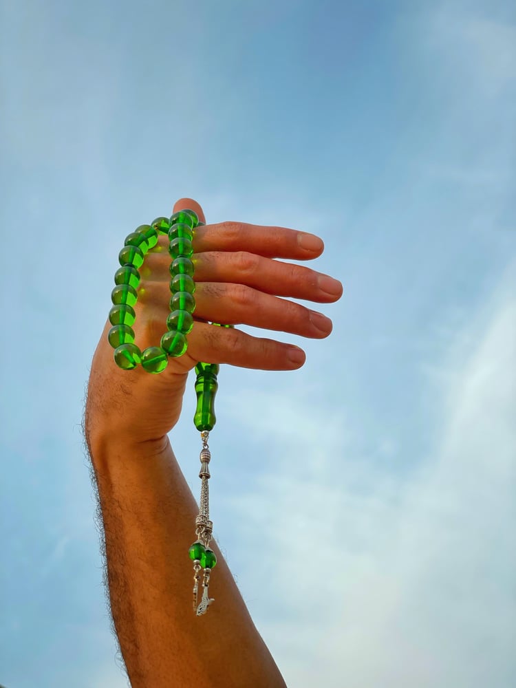 تراب الكهرمان أخضر اللون