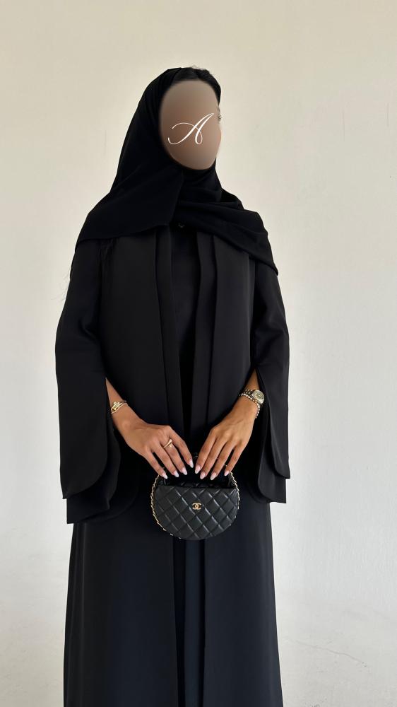 ٨٣