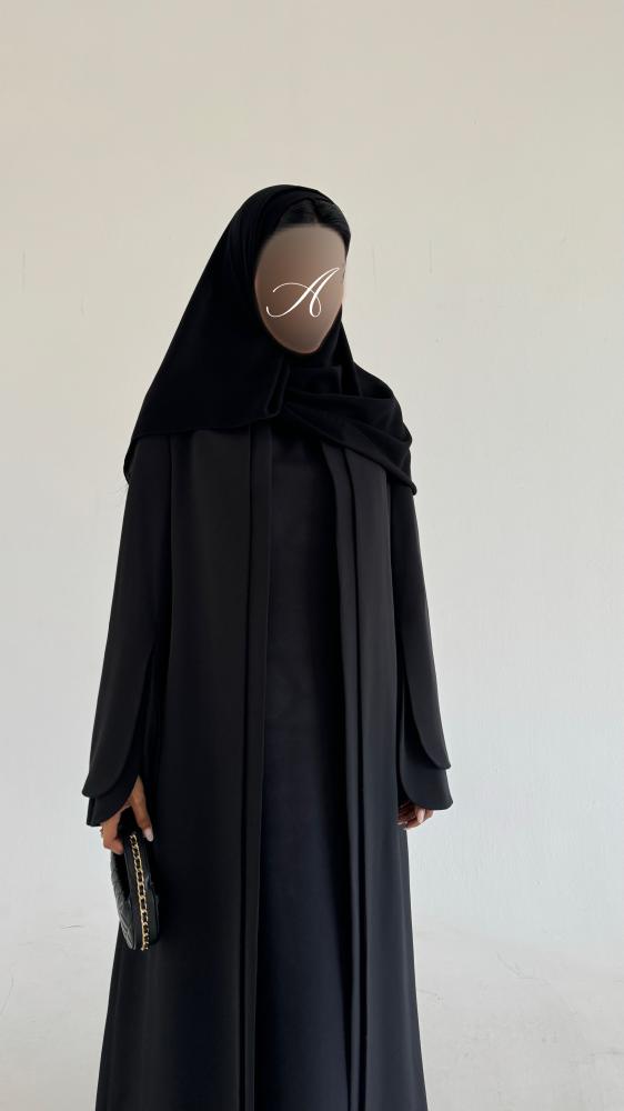 ٨٣