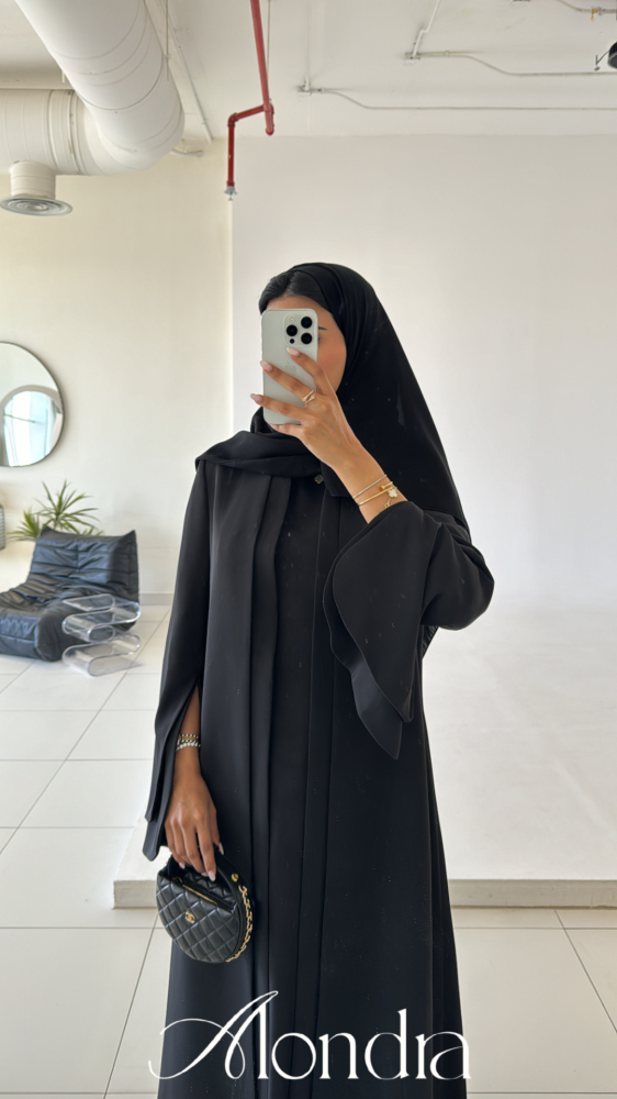 ٨٣
