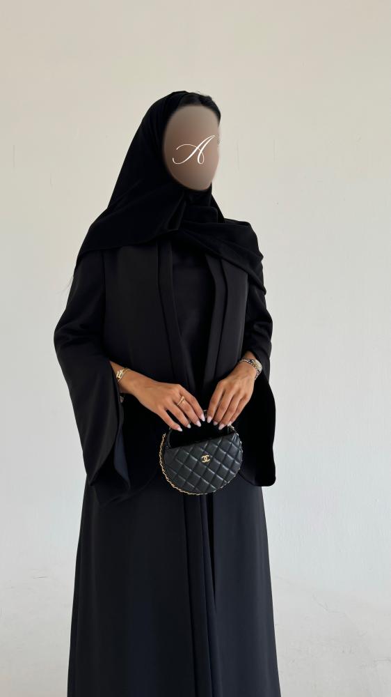 ٨٣
