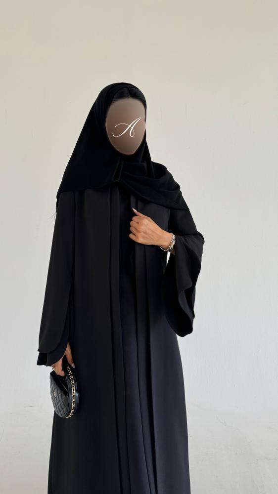 ٨٣