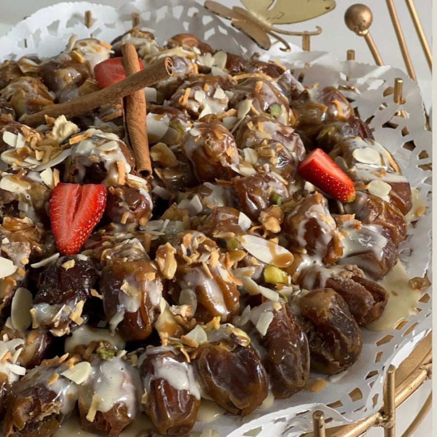 100 pieces _ tray of dates stuffed with nuts