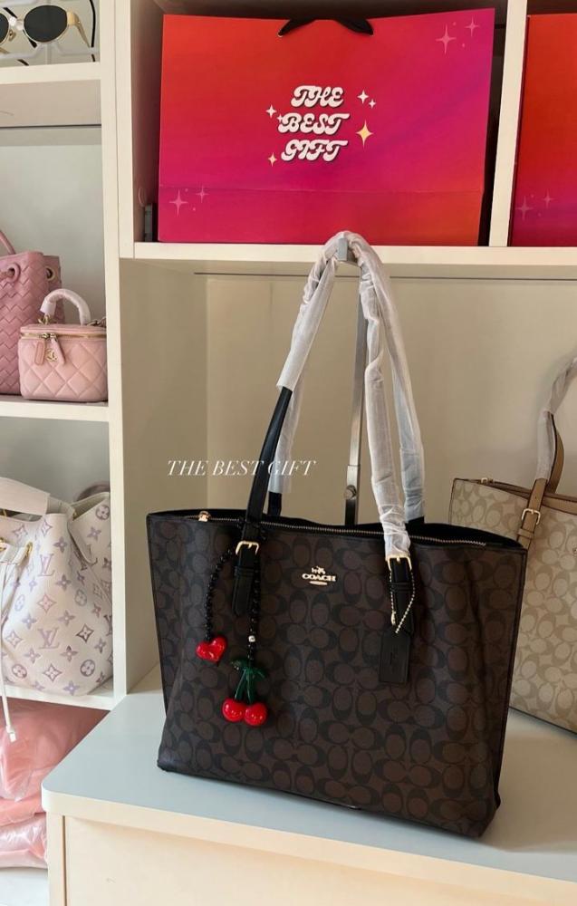 Mollie Tote 39 logo
