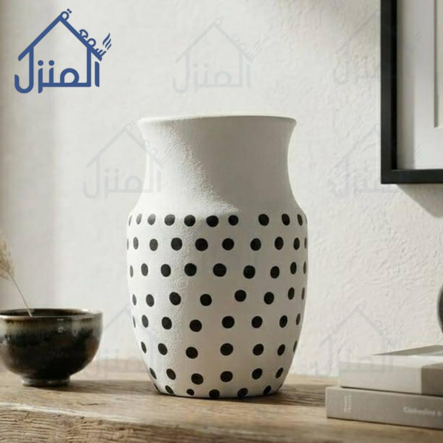فازة ديكور بتصميم فني أبيض مزخرف بالنقاط السوداء