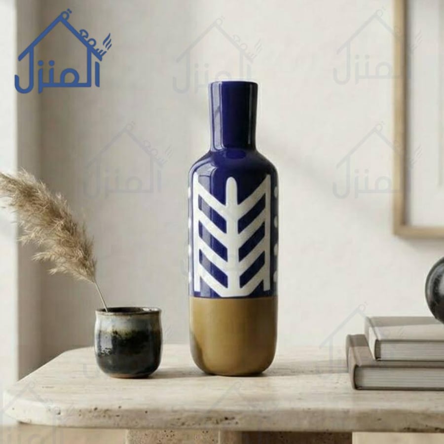 فازة ديكور بتدرج لوني باللونين الأسود والبني بتكوين فني متوازن