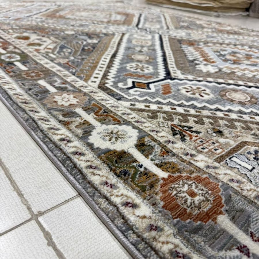سجاد تراثي بنقوش هندسية قبلية باللون الرمادي والعسلي