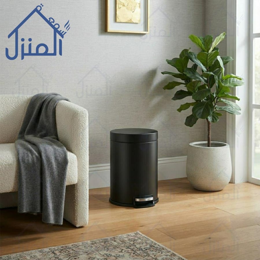 سلة نفايات معدنية سوداء بدواسة وغطاء دائري بتصميم عصري