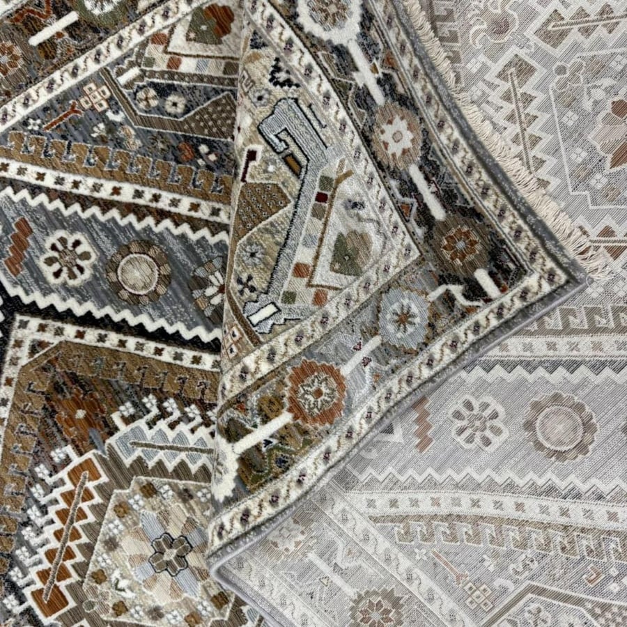 سجاد تراثي بنقوش هندسية قبلية باللون الرمادي والعسلي