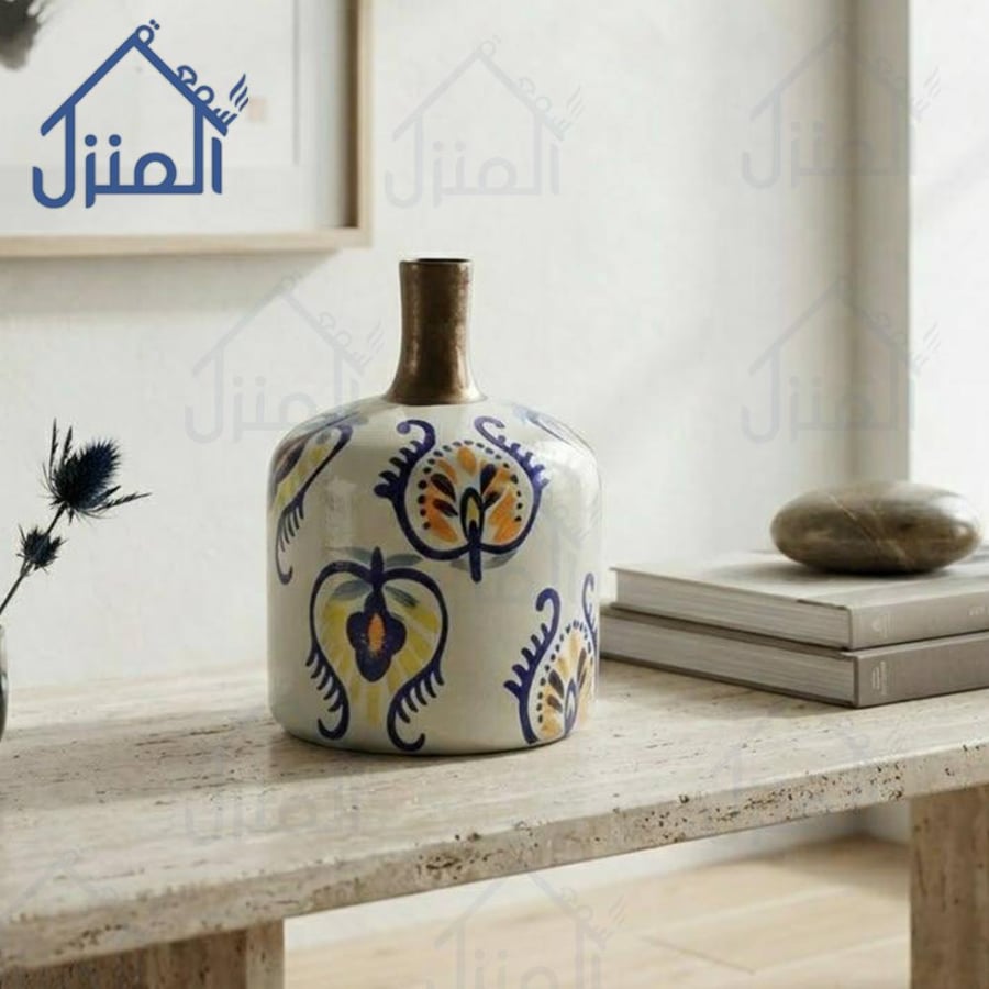 فازة ديكور بتدرج لوني باللونين الأسود والبني بتكوين فني متوازن