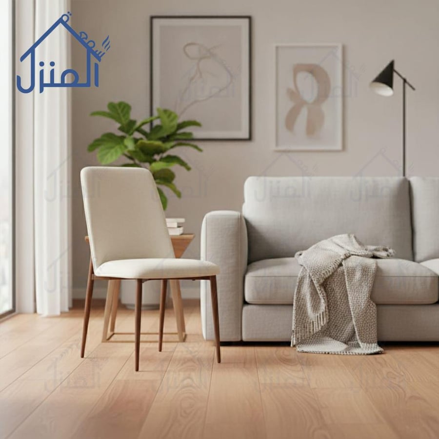 كرسي بيج عصري بتصميم أنيق وقاعدة معدنية