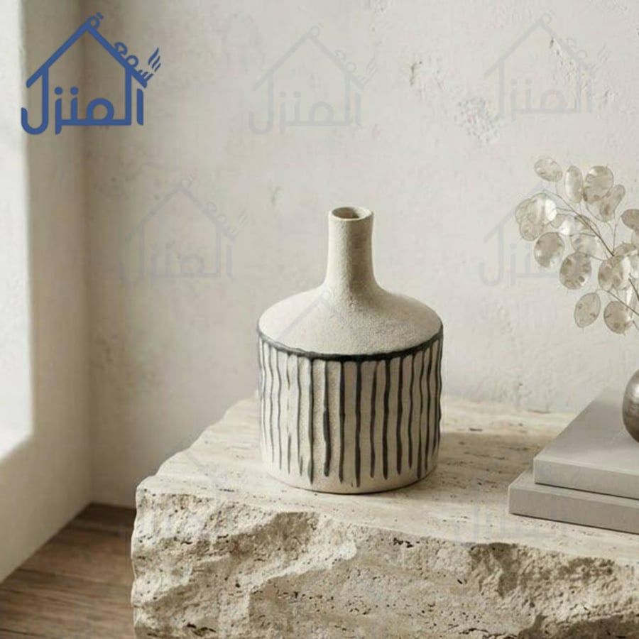 فازة ديكور بتدرج لوني باللونين الأسود والبني بتكوين فني متوازن