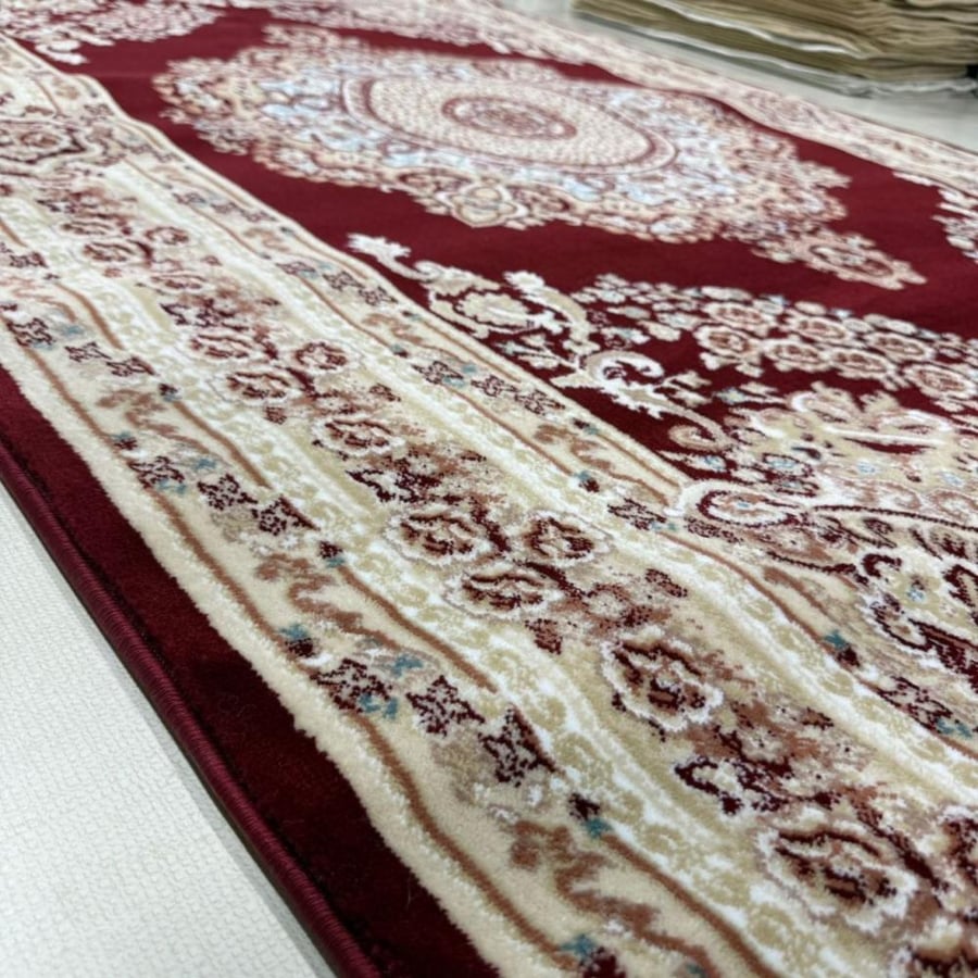 سجاد كلاسيكي بميدالية مركزية وإطار فاخر باللون العنابي
