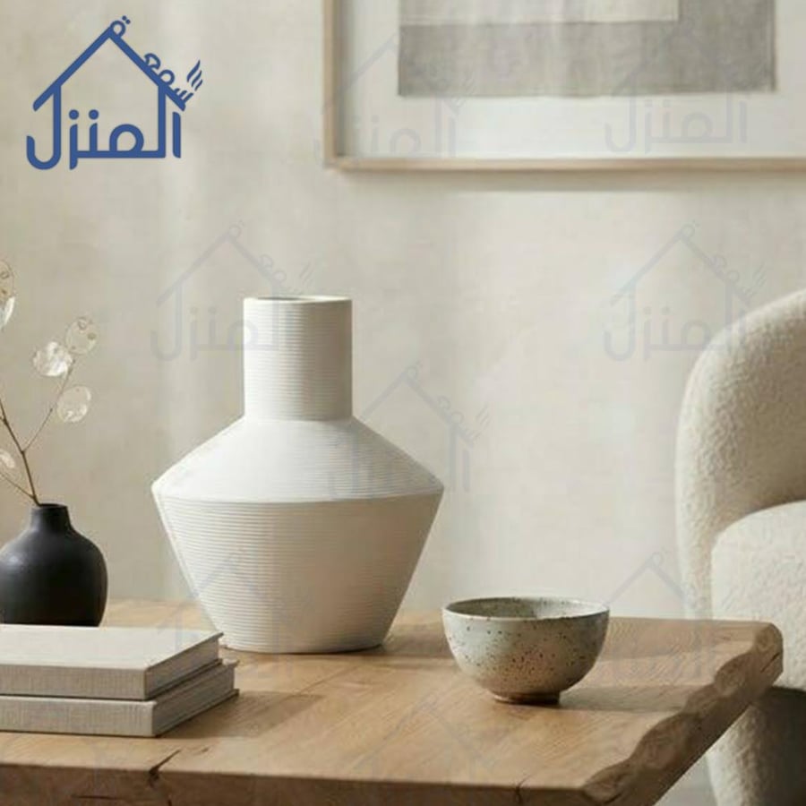 فازة ديكور بتصميم هندسي أبيض عصري بملمس مخطط ولمسة فنية راقية
