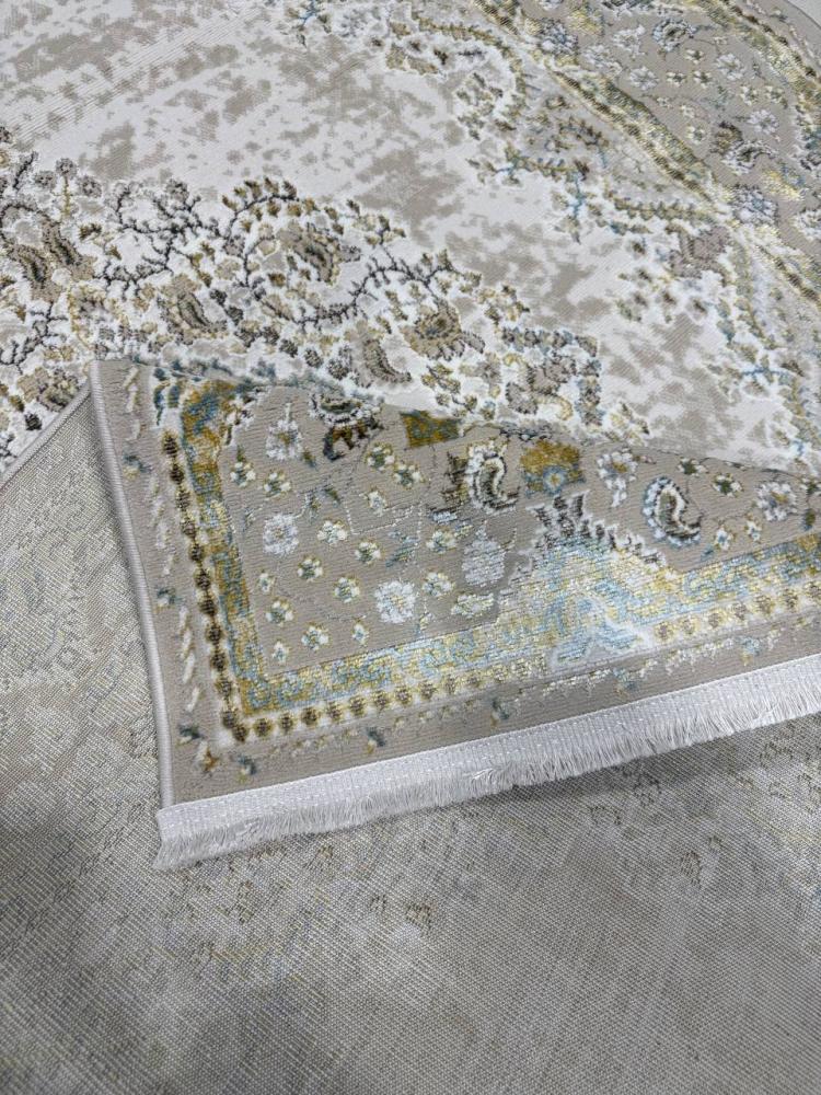 سجاد بميدالية تراثية وزخارف نباتية بدرجات البيج والأزرق والذهبي