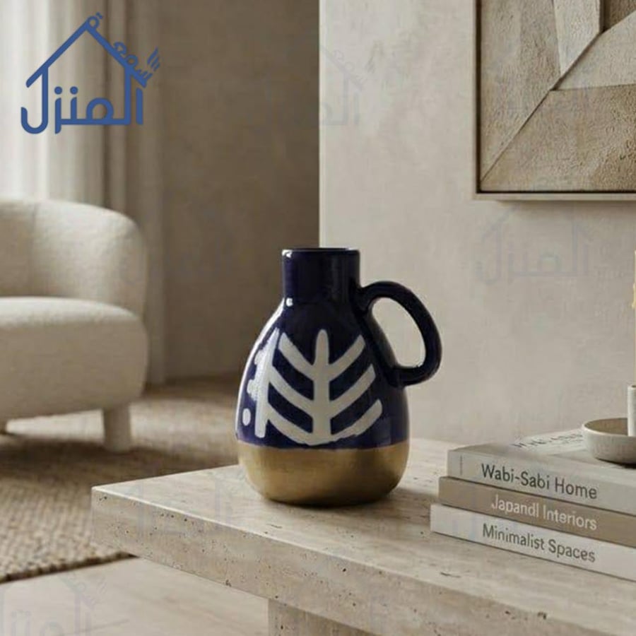 فازة ديكور زرقاء بتصميم فني بمقبض جانبي ونقوش أوراق عصرية
