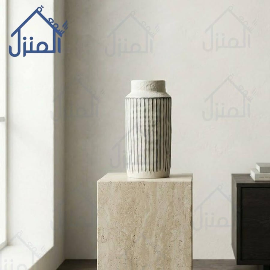 فازة ديكور بتدرج لوني باللونين الأسود والبني بتكوين فني متوازن