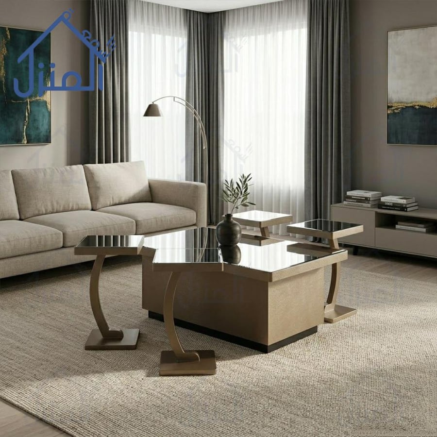 طاولة قهوة فاخرة بسطح زجاجي وقاعدة هندسية عصرية ذهبية