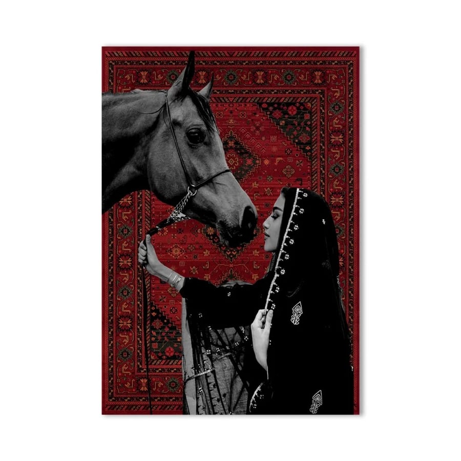 لوحة جدارية تراثية بخيل عربي وسجاد أحمر بتصميم فني مميز