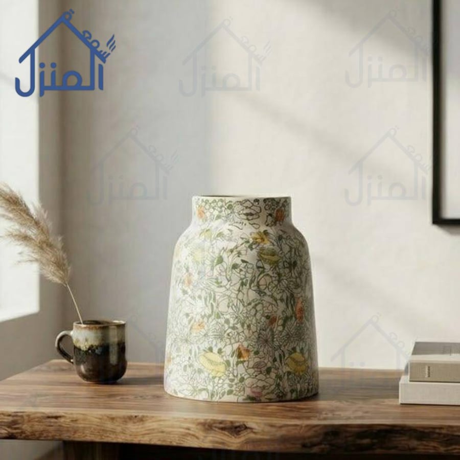 فازة ديكور بتدرج لوني باللونين الأسود والبني بتكوين فني متوازن