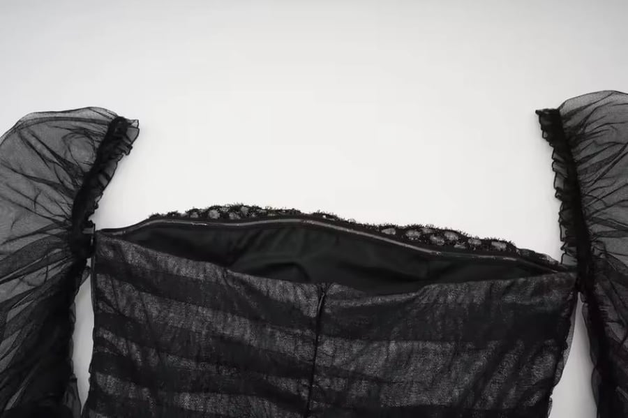 فستان أسود طويل مكسر تل ناعم مزين بالكريستال وكم طويل مكسر