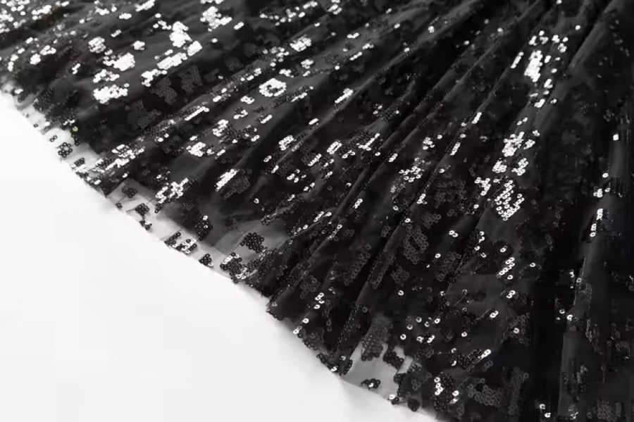 فستان اسود طويل تل مطرز ترتر بكم قصير مميز