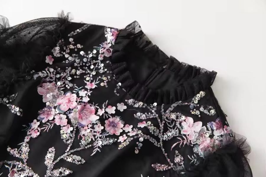 فستان سهرة تل أسود بتطريز خفيف وأنيق