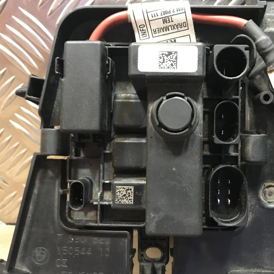 وحدة تحكم موزع علبة فيوزات مع القاعدة 30E00767 BMW 5 Series F01 F02 F10 2011 2016