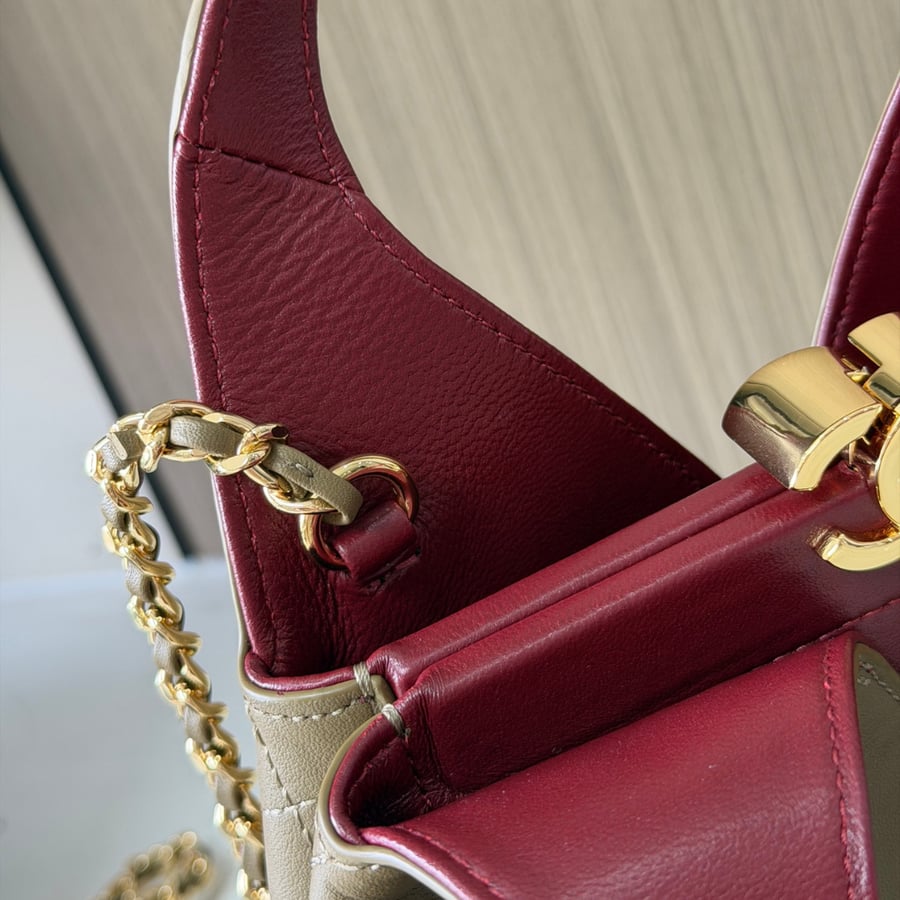 حقيبة يد شانيل مقاس صغير لون كاكي Chanel small tote