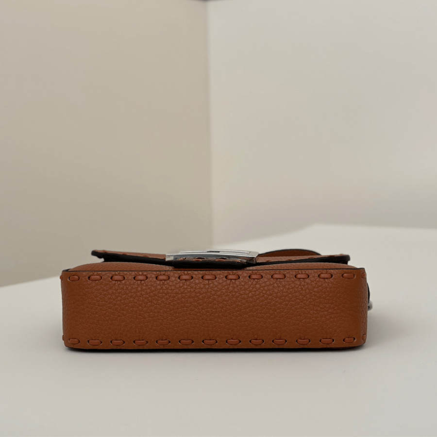 شنطة فيندي باغيت لون بني مقاس سمول  Fendi Baguette 19-5CM