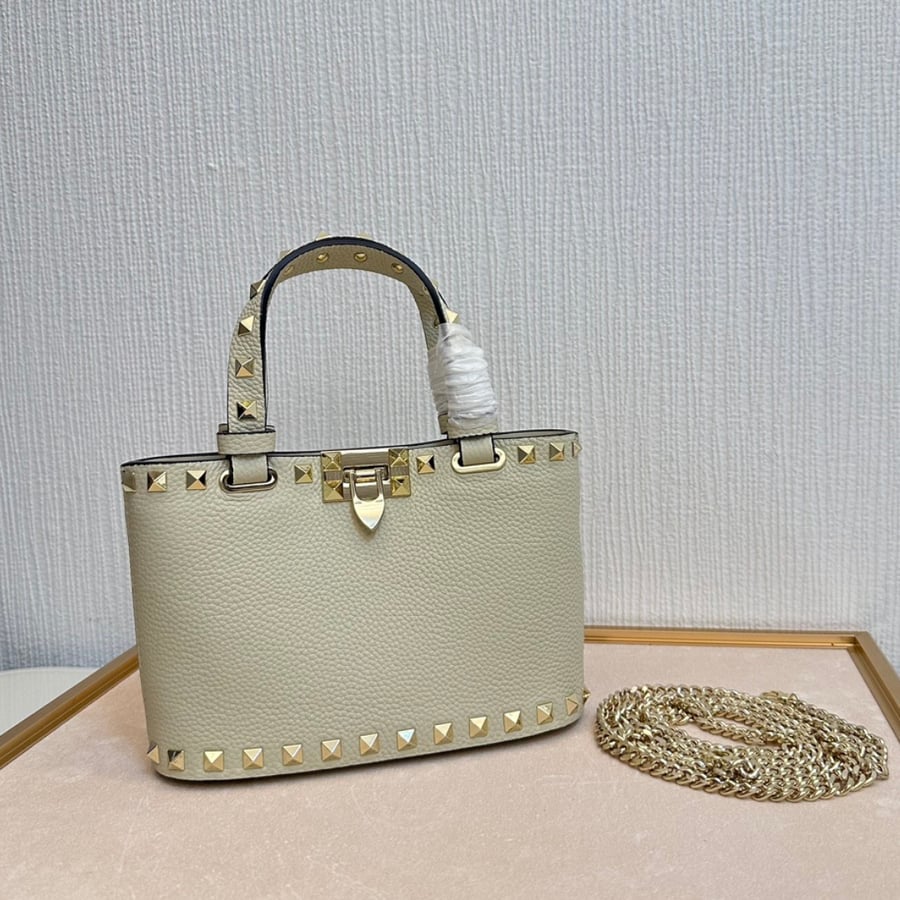شنطة روكستاد فالنتينو غارافاني بسلسلة Valentino Garavani Rockstud Mini
