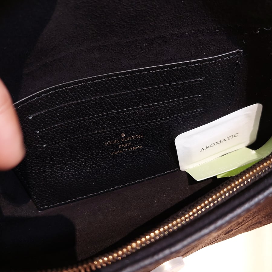 محفظة Wallet on Chain Ivy العصرية من لويس فيتون M82154 LV