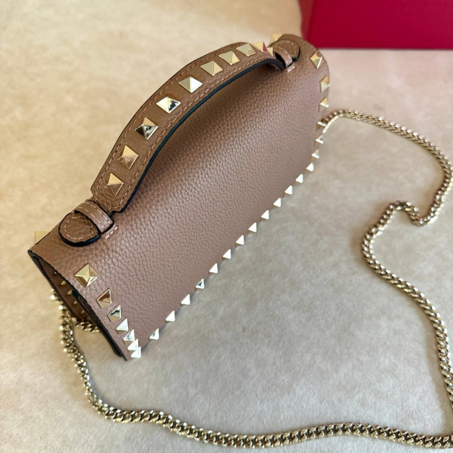 Rockstud Wallet With Chain In Grainy Calfskin