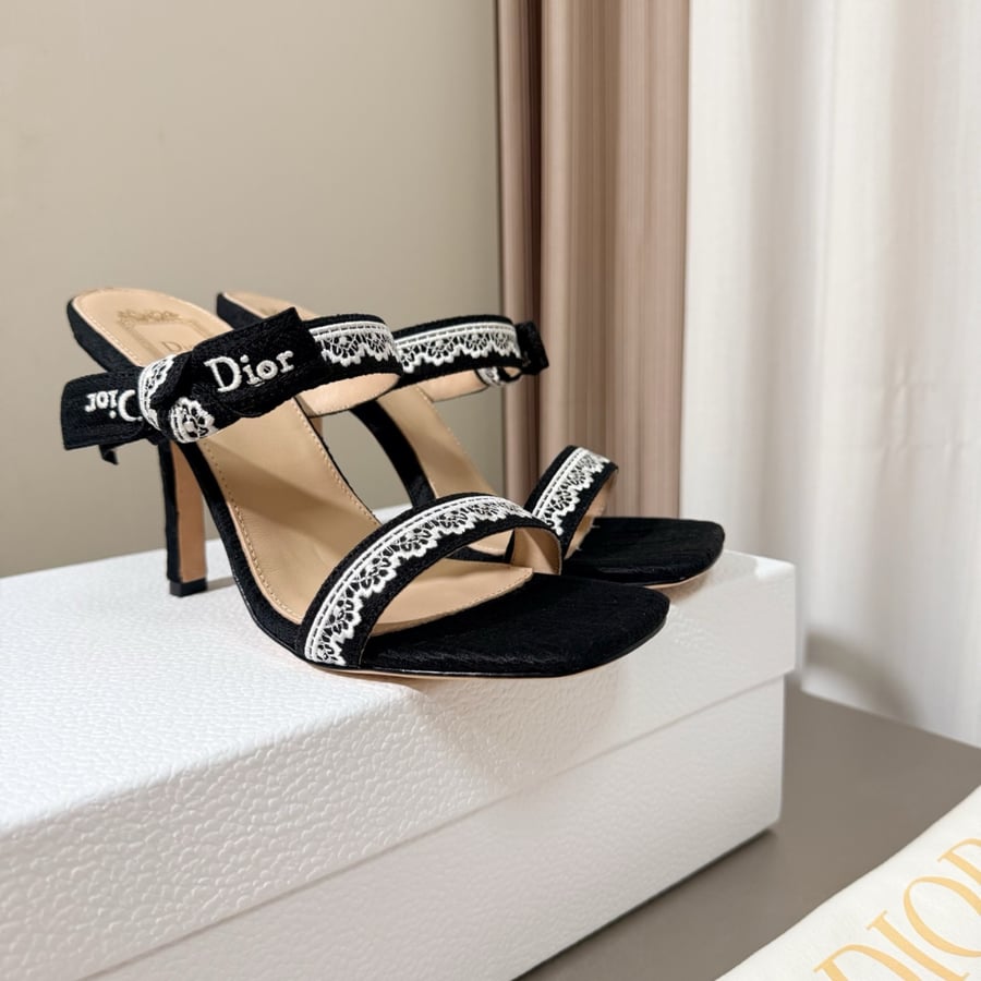 صندل ديور بكعب عالي بلون أسود مع فيونكة Dior Dentelle