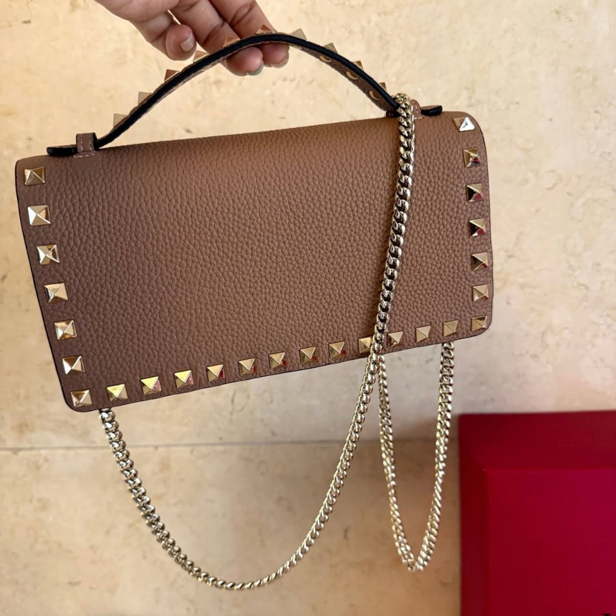 Rockstud Wallet With Chain In Grainy Calfskin