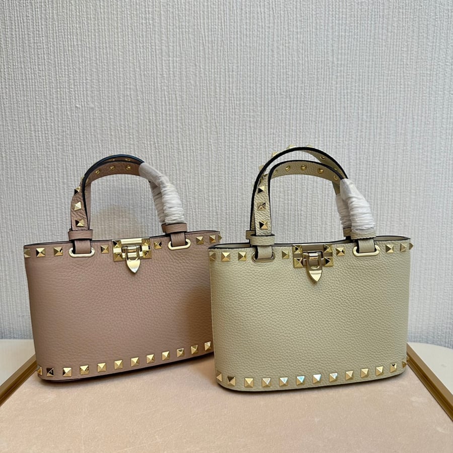 شنطة روكستاد فالنتينو غارافاني بسلسلة Valentino Garavani Rockstud Mini
