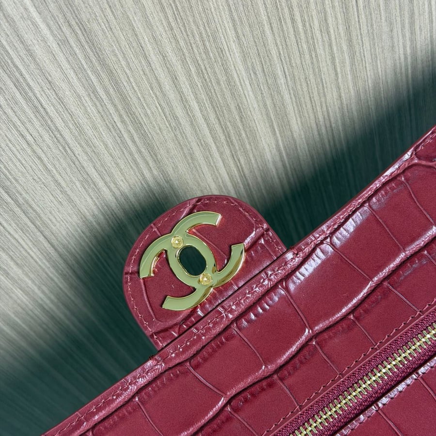 حقيبة شانيل بنقشة جلد التمساح لون عنابي CHANEL 26A Crocodile Emboss CF