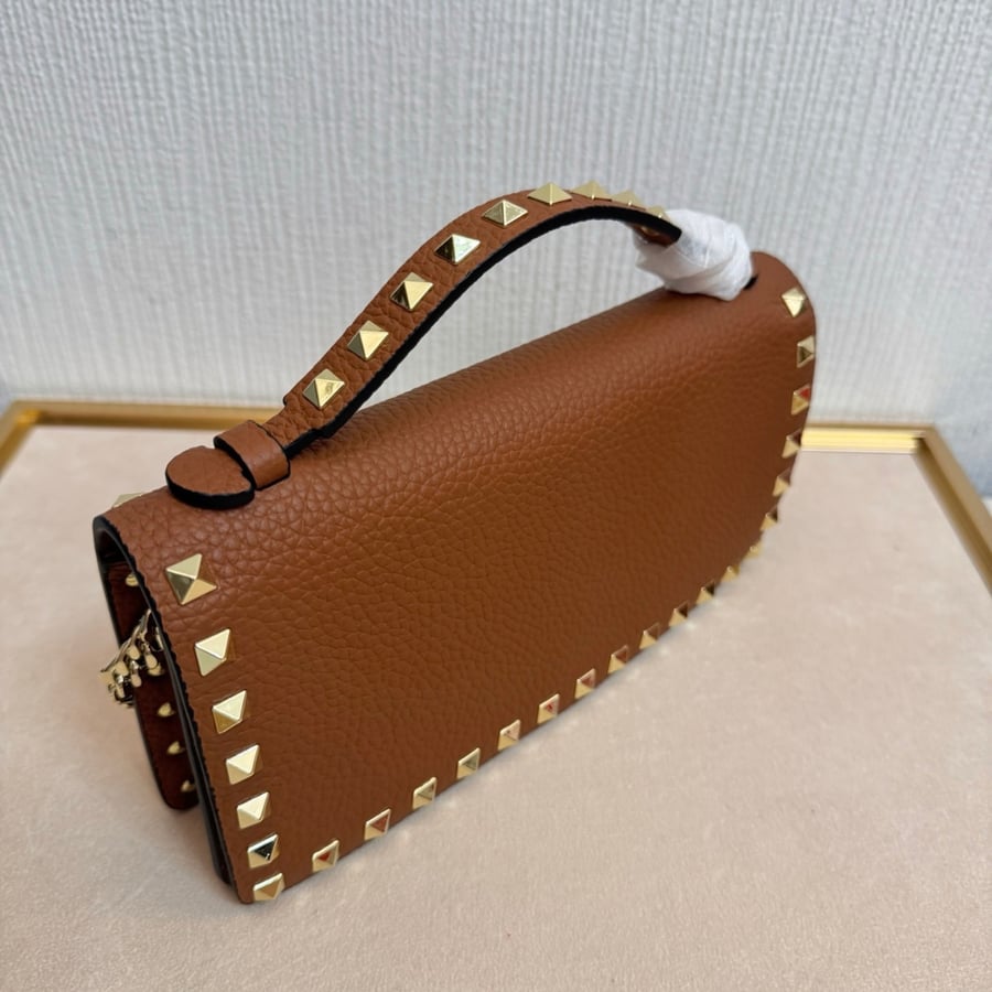 Rockstud Wallet With Chain In Grainy Calfskin