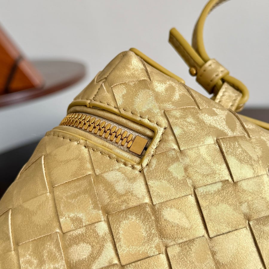 حقيبة بوتيغا فينيتا بانغ بانغ الذهبية Bottega Veneta GOLD Bang Bang